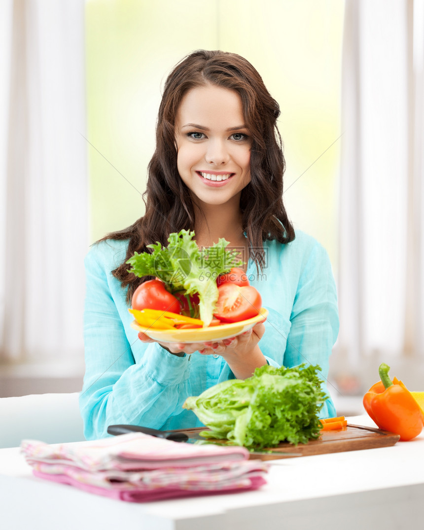 女用蔬菜在厨房里生物主妇食物奉献快乐女孩微笑早餐营养生态图片