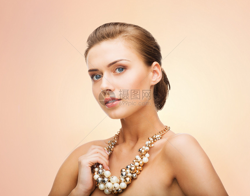 妇女佩戴珍珠声明项链金子女士陈述配件女孩广告微笑首饰奢侈品魅力图片