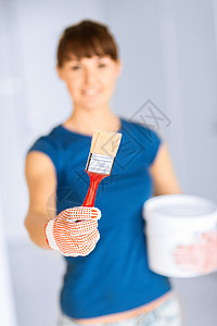 妇女用油漆笔刷和油漆罐手套绘画画家工匠家务染色成套装修画笔刷子背景图片