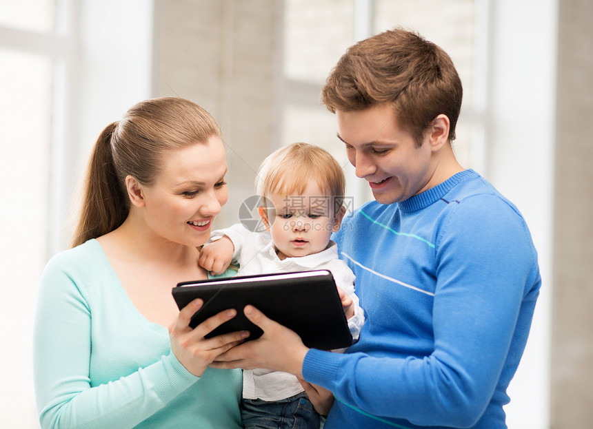 父母和可爱的婴儿与平板电脑Pc乐趣母亲游戏母性男人药片微笑女儿技术孩子图片