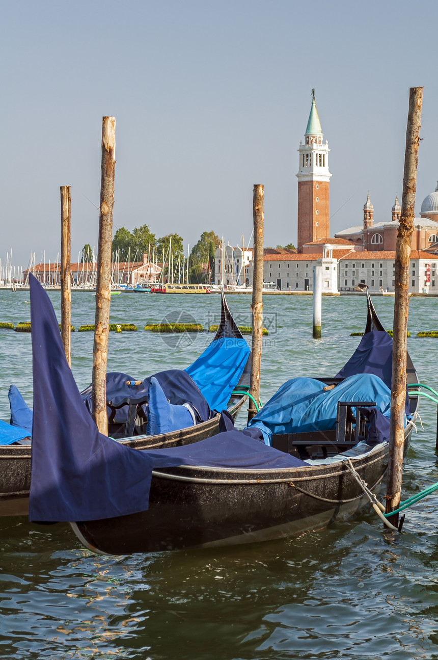 威尼斯的贡多拉吸引力教会城市运河游客导航运输旅游图片