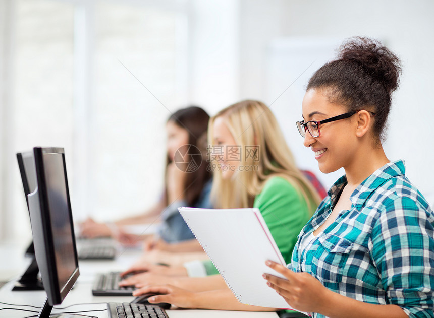 在校学习计算机的非洲学生人数千人女性大学技术学者考试团队笔记本校园互联网测试图片