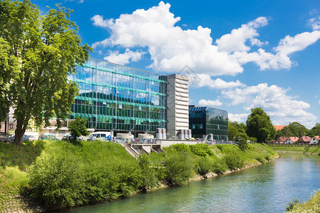 斯洛文尼亚卢布尔雅那肿瘤学研究所创伤建筑地标救护车大楼绿色植物究所机构卫生城市背景图片