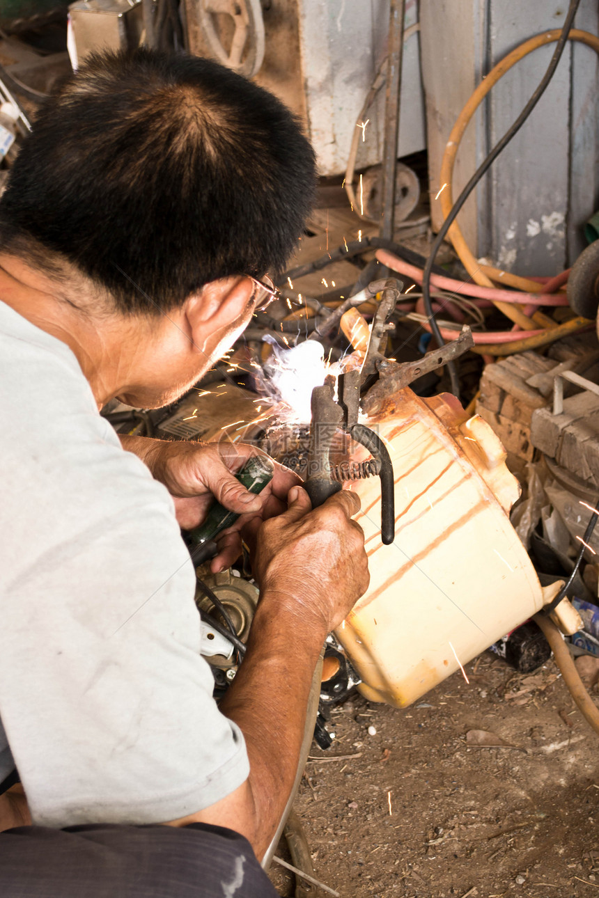 焊接器 在金属和火花焊接中工作安全工厂劳动工匠劳动者工业男人面具制造业焊机图片