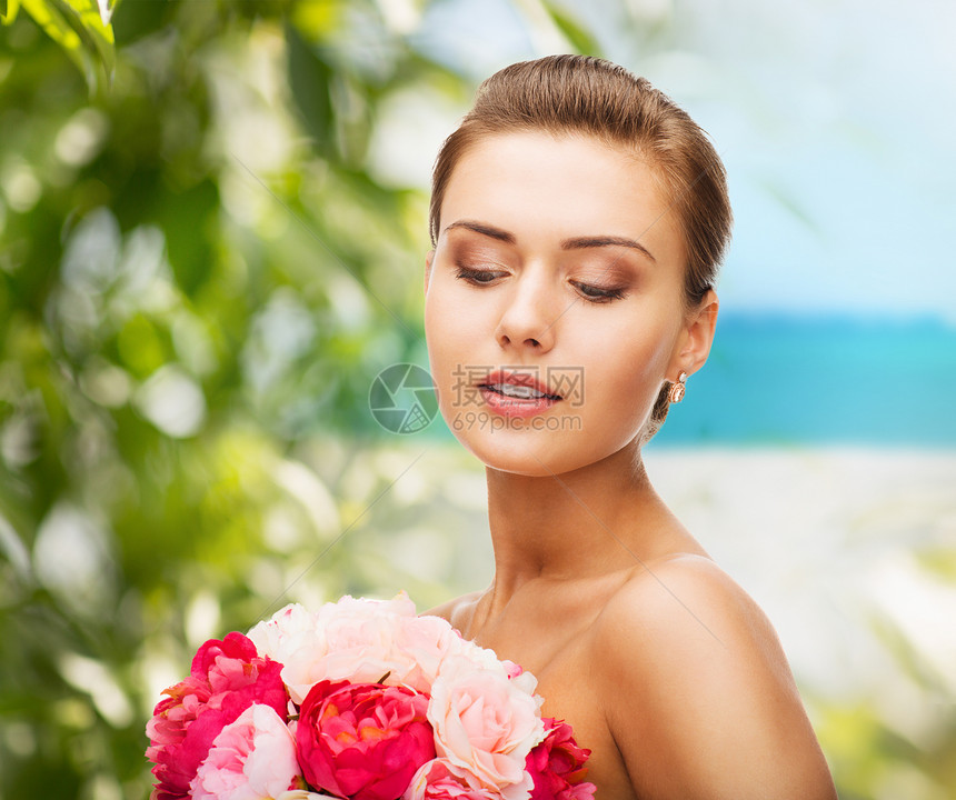 妇女佩戴耳环和拿着鲜花花束首饰生物新娘订婚花朵女孩宝石钻石魅力图片