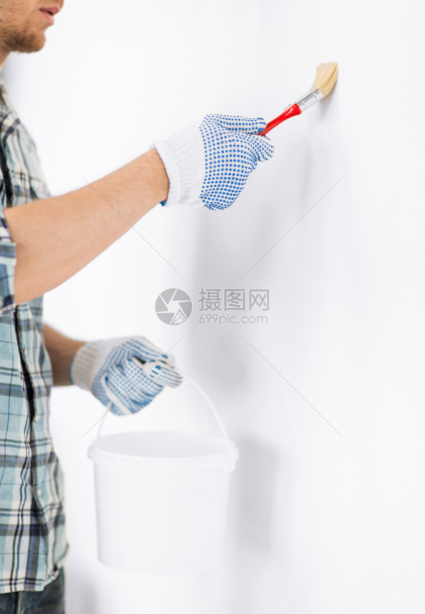 以油漆笔和锅的男子公寓白色装修工具成套工艺手套染色工匠男性图片