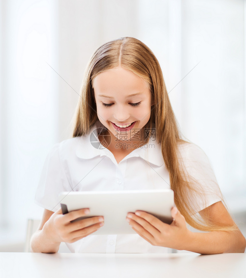 学校里有平板电脑的女孩技术学习互联网冲浪药片青春期电子书阅读家庭作业学者图片