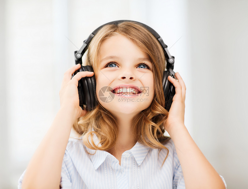 家里有耳机的小女孩微笑青春期童年歌曲热情课堂立体声娱乐技术打碟机图片