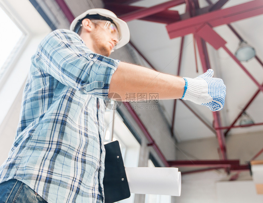 具有蓝图的人财产房间工程技术员建筑师工程师公寓设计师安全帽手套图片