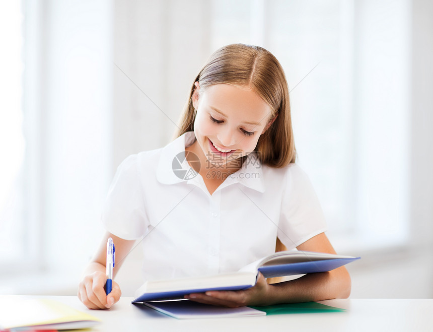 在校女生学生人数女班级学习桌子小学生阅读童年笔记青少年女孩孩子图片