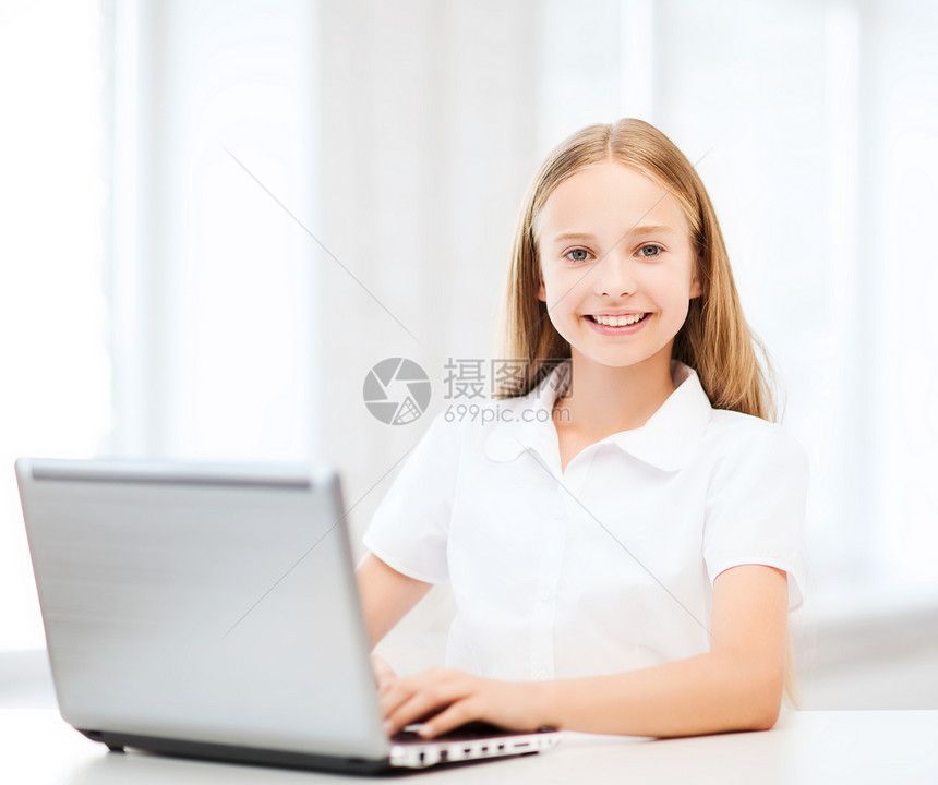 学校有手提笔记本电脑的女孩技术上网学习互联网学生学者青少年小学生桌子瞳孔图片
