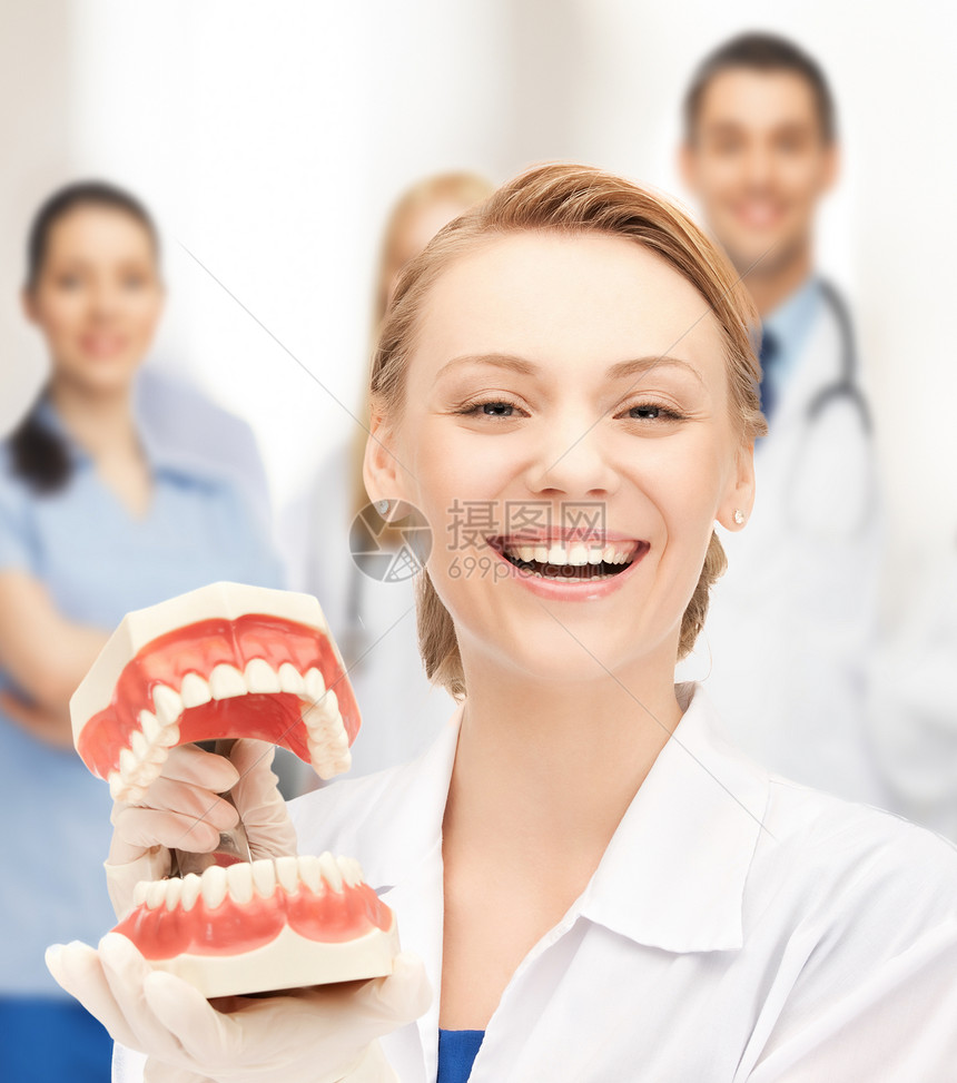 有大下巴的医生治疗打扫专家口腔科团队愈合牙科牙齿卫生女性图片