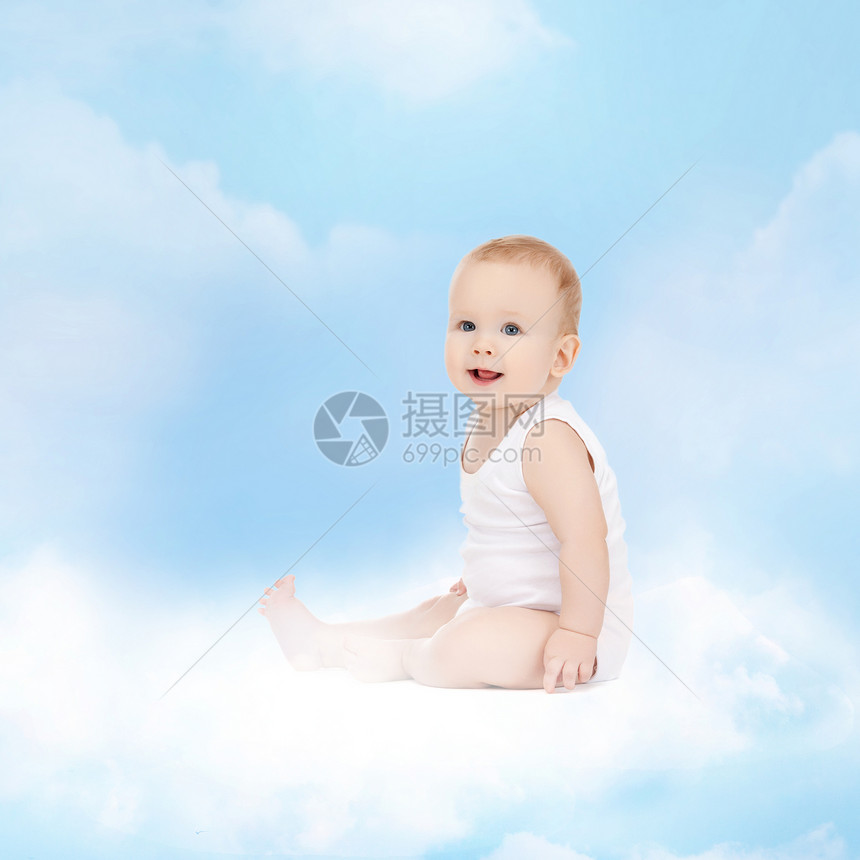 坐在云中微笑的婴儿快乐男生幸福乐趣女儿女孩柔软度尿布天空儿子图片