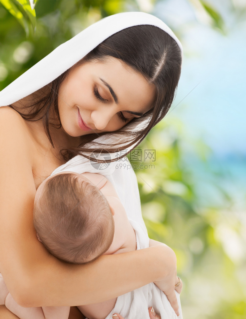 幸福的母亲和可爱的婴儿新生安全母性拥抱生态女儿女士儿子食欲婴儿期图片