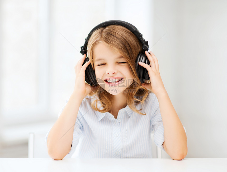 拥有耳机的女童听音乐歌手热情音乐播放器课堂孩子歌曲娱乐学校青春期享受图片