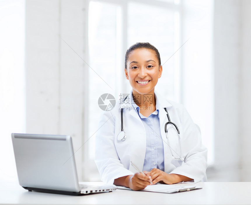 配备膝上型手提笔记本的女医生c女士健康外科诊断医院处方药品儿科情况女性图片