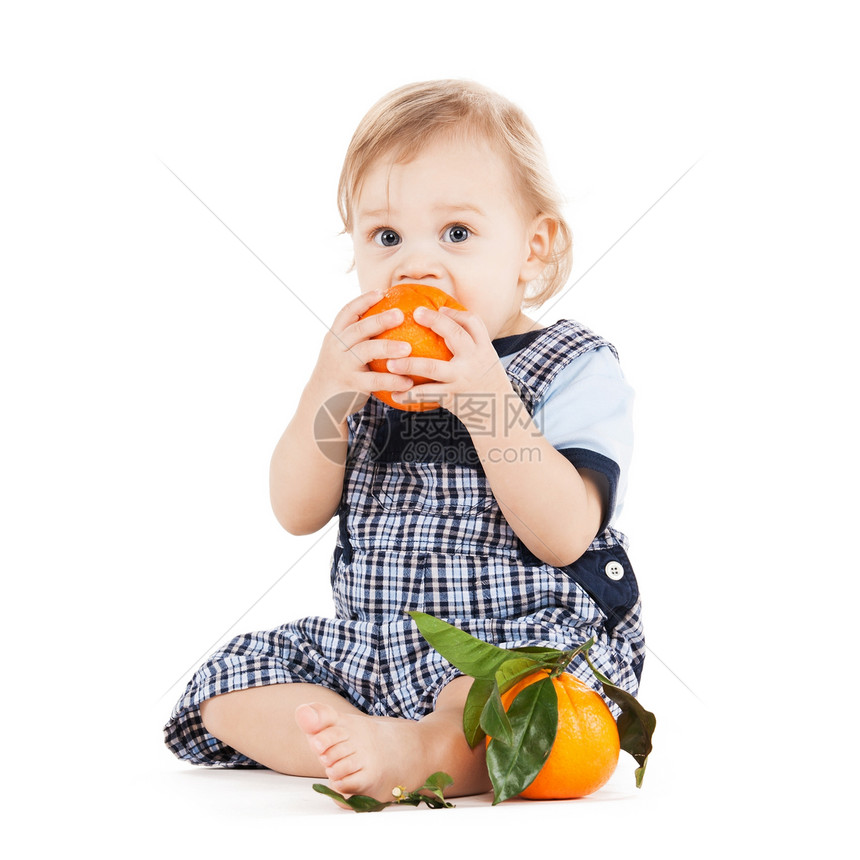 吃橙子的可爱小孩消化快乐地面橘子食物男生孩子童年女儿保健图片