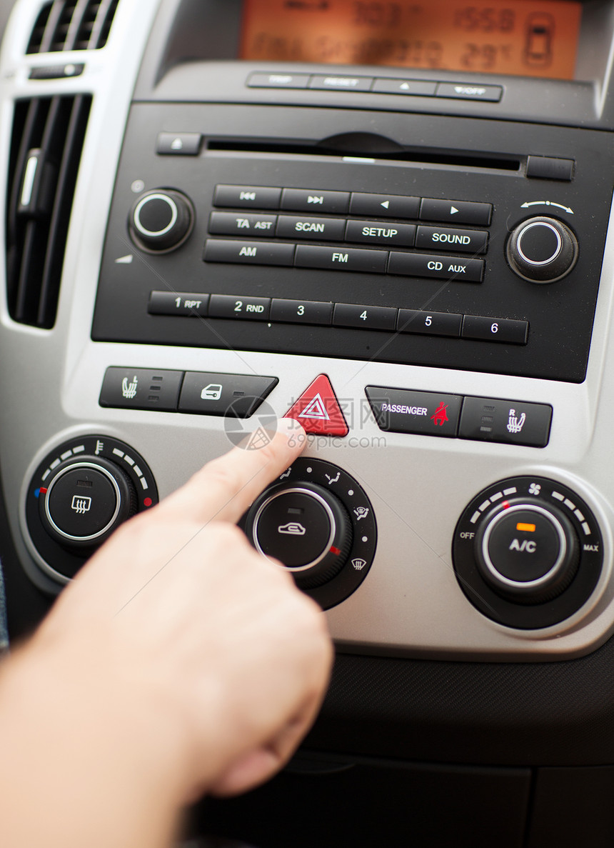 人按汽车危险警告按钮运输电子产品紧迫感车辆指标事故情况警报恐慌安全图片