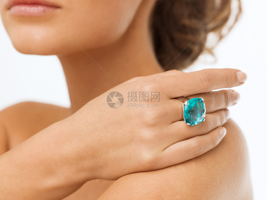 带鸡尾酒环的美女婚礼蓝色水晶戒指女性手指新娘石头魅力女孩图片