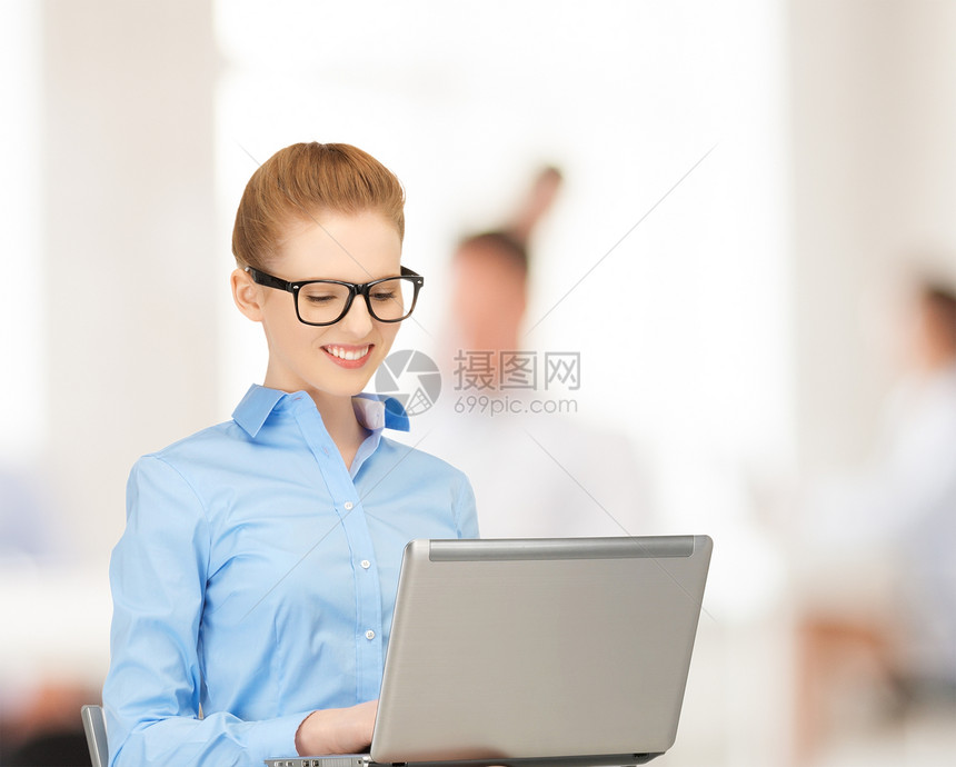 携带膝上型电脑的妇女学生办公室网络商务生意人女孩技术人士女性微笑图片