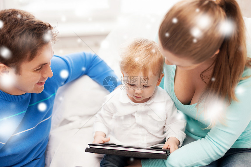 父母和可爱的婴儿与平板电脑Pc童年男人女儿技术乐趣活动男生育儿药片身份图片