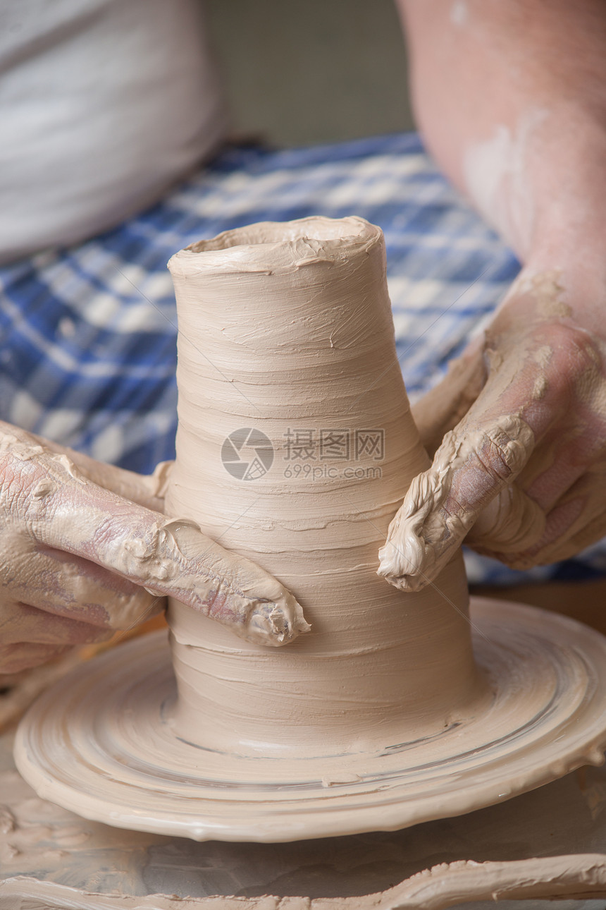 陶匠的手黏土旋转手指模具车轮女士陶瓷作坊制造业血管图片