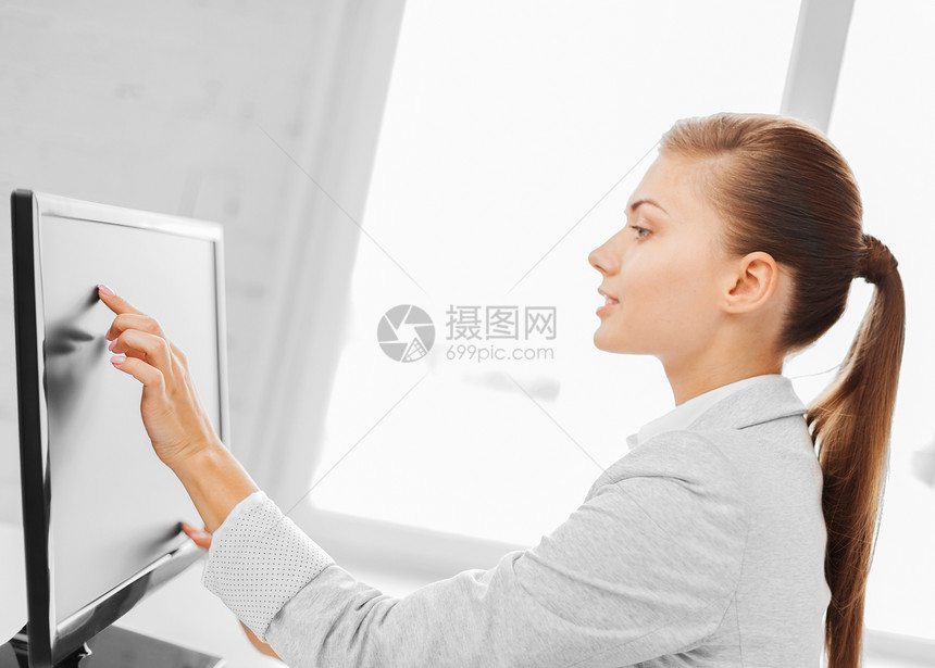 微笑着的女商务人士 办公室里有触摸屏商业会计工人键盘工作博客电脑女孩监视器商务图片