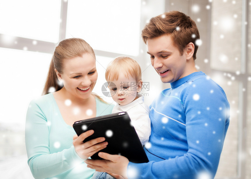 父母和可爱的婴儿与平板电脑Pc童年药片身份技术雪花女士父亲育儿孩子母亲图片