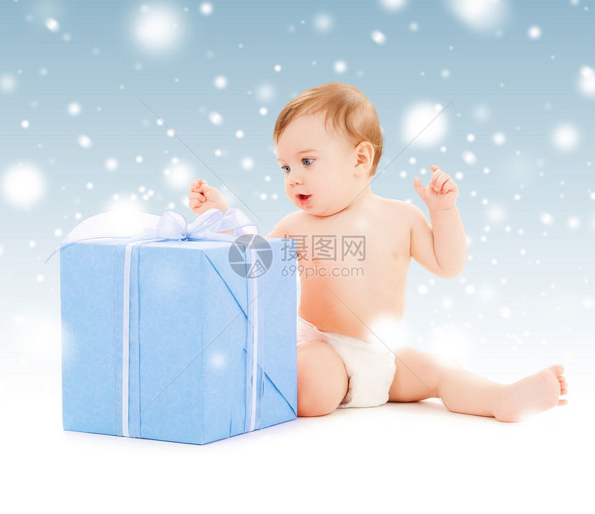 带礼物盒的幸福儿童男生婴儿孩子蓝色快乐女孩生日尿布童年礼物图片