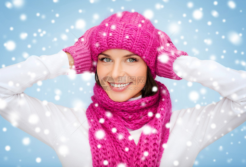 戴帽子 戴毛巾和戴手套的妇女女性微笑幸福女孩毛衣雪花羊毛围巾快乐季节图片