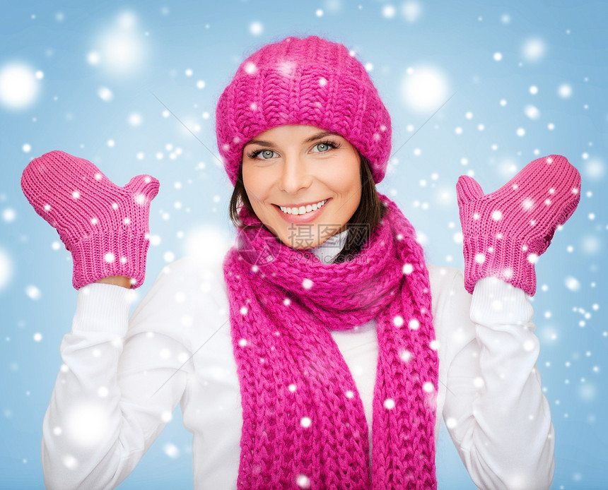 戴帽子 戴毛巾和戴手套的妇女微笑季节雪花羊毛衣服幸福快乐女性女孩围巾图片