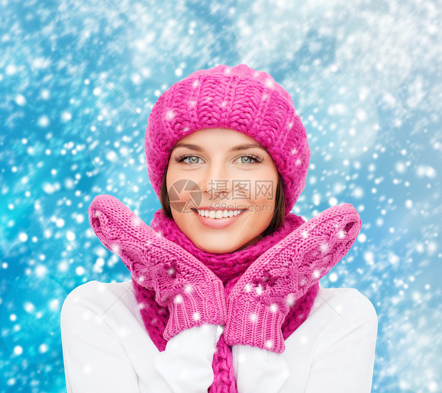 戴帽子 戴毛巾和戴手套的妇女女性毛衣套衫衣服女孩季节羊毛幸福围巾微笑图片