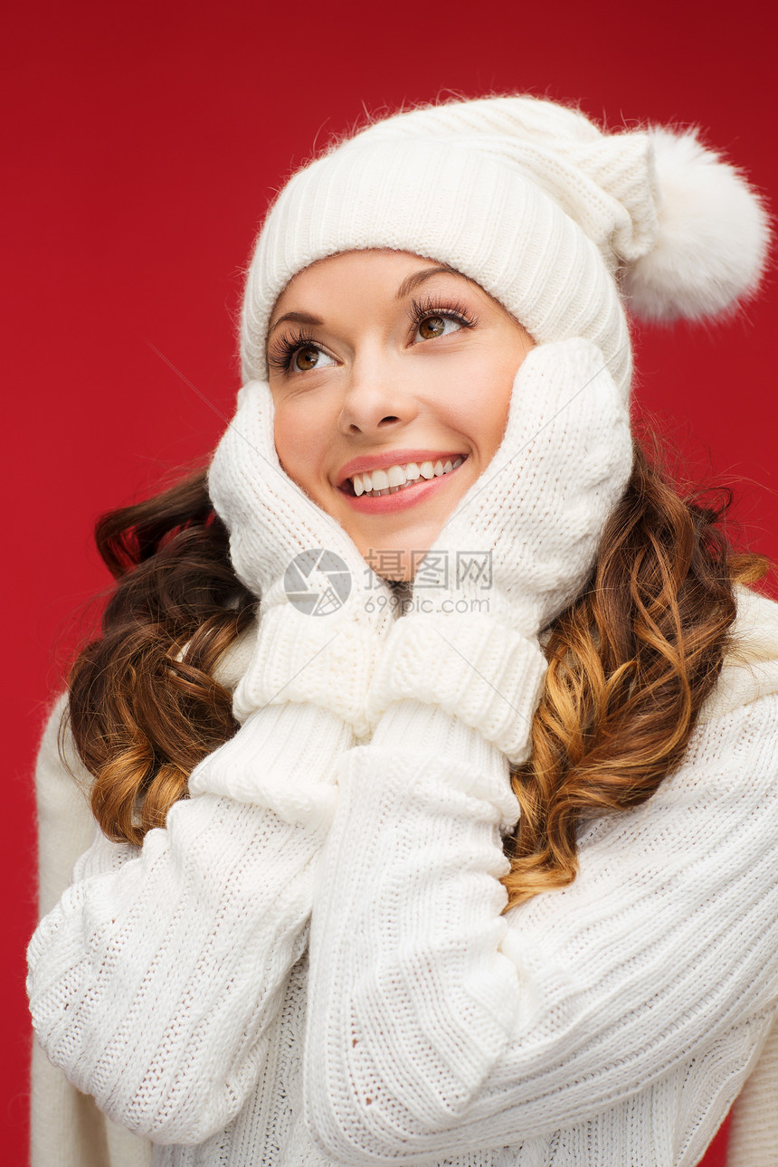 戴帽子 围巾和手套的妇女羊毛毛衣幸福快乐衣服女孩女性微笑套衫季节图片