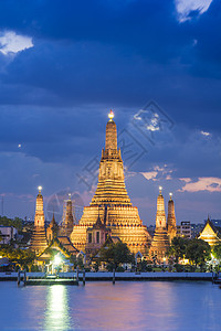 昭披耶Watrun 寺庙 bangkok 泰国金子反射蓝色佛塔日落建筑学地标宗教旅游宝塔背景