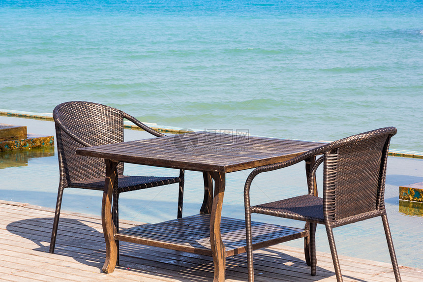 海边桌椅椅子场景娱乐风景闲暇木头边缘地面海滩阳光图片