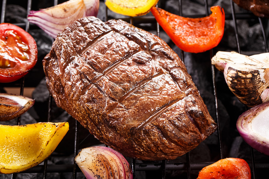 牛肉牛排加蔬菜烤烤烤炉餐厅胡椒粒木板草药食物香料倾斜红肉美食服务图片