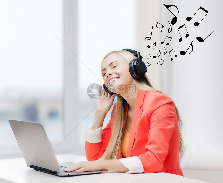 拥有耳机 听音乐的快乐女人闲暇插头爱好立体声娱乐音乐播放器歌曲互联网微笑商务图片