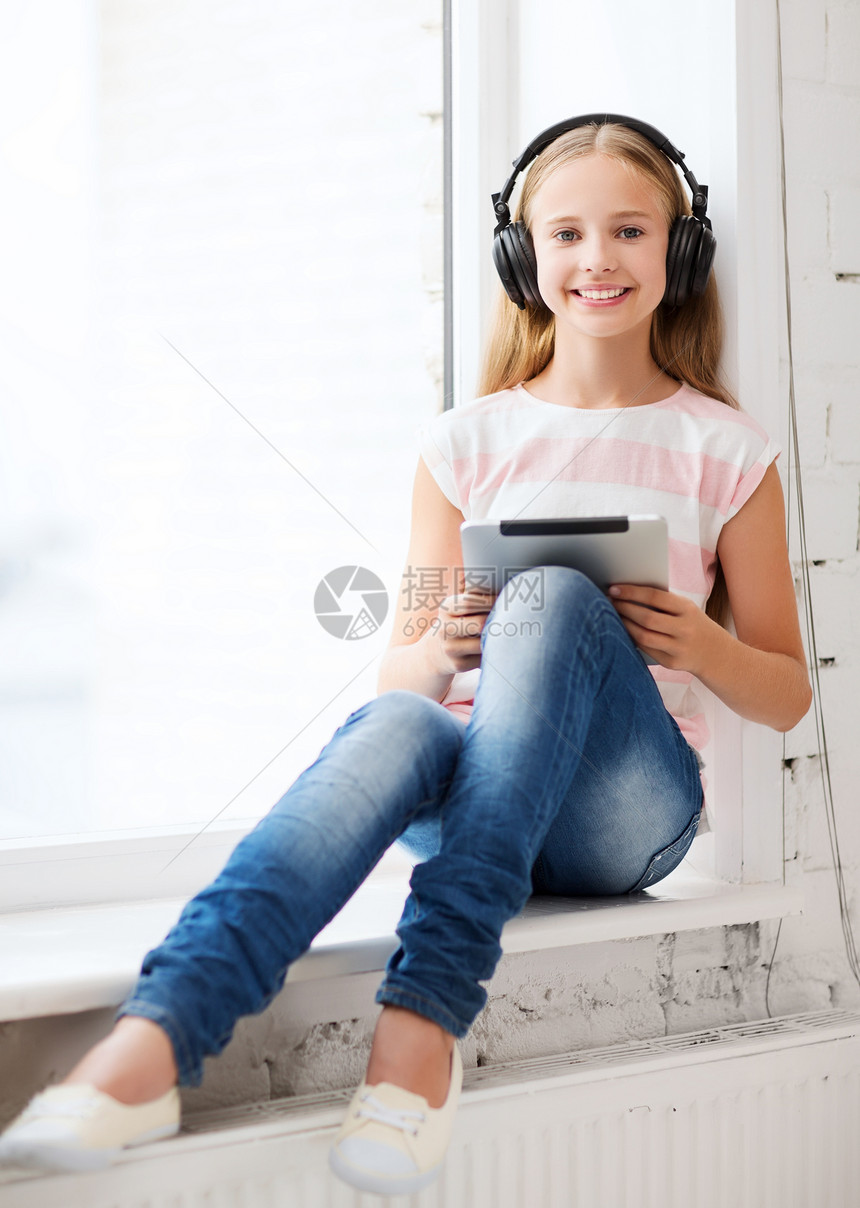家里有平板电脑和耳机的女孩立体声娱乐喜悦闲暇播客微笑音乐播放器学生药片童年图片