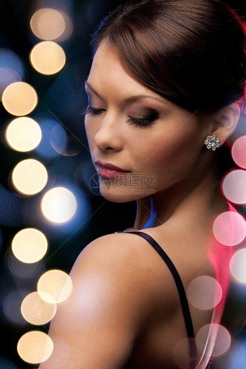 妇女穿着戴钻石耳环的晚礼服夜店裙子魅力奢华派对俱乐部精英女孩城市珠宝图片