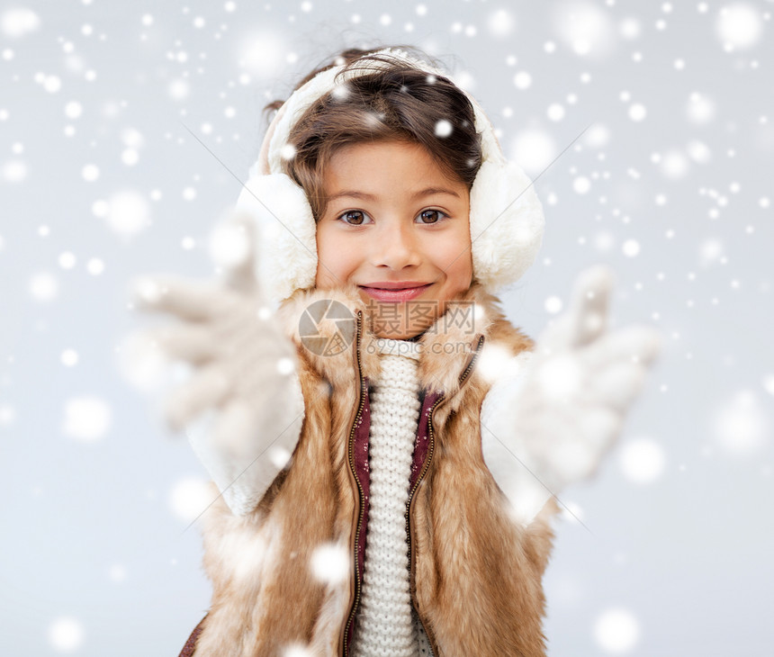 穿着冬衣快乐的Littl女孩雪花手掌童年耳套手套衣服季节孩子孩子们幸福图片