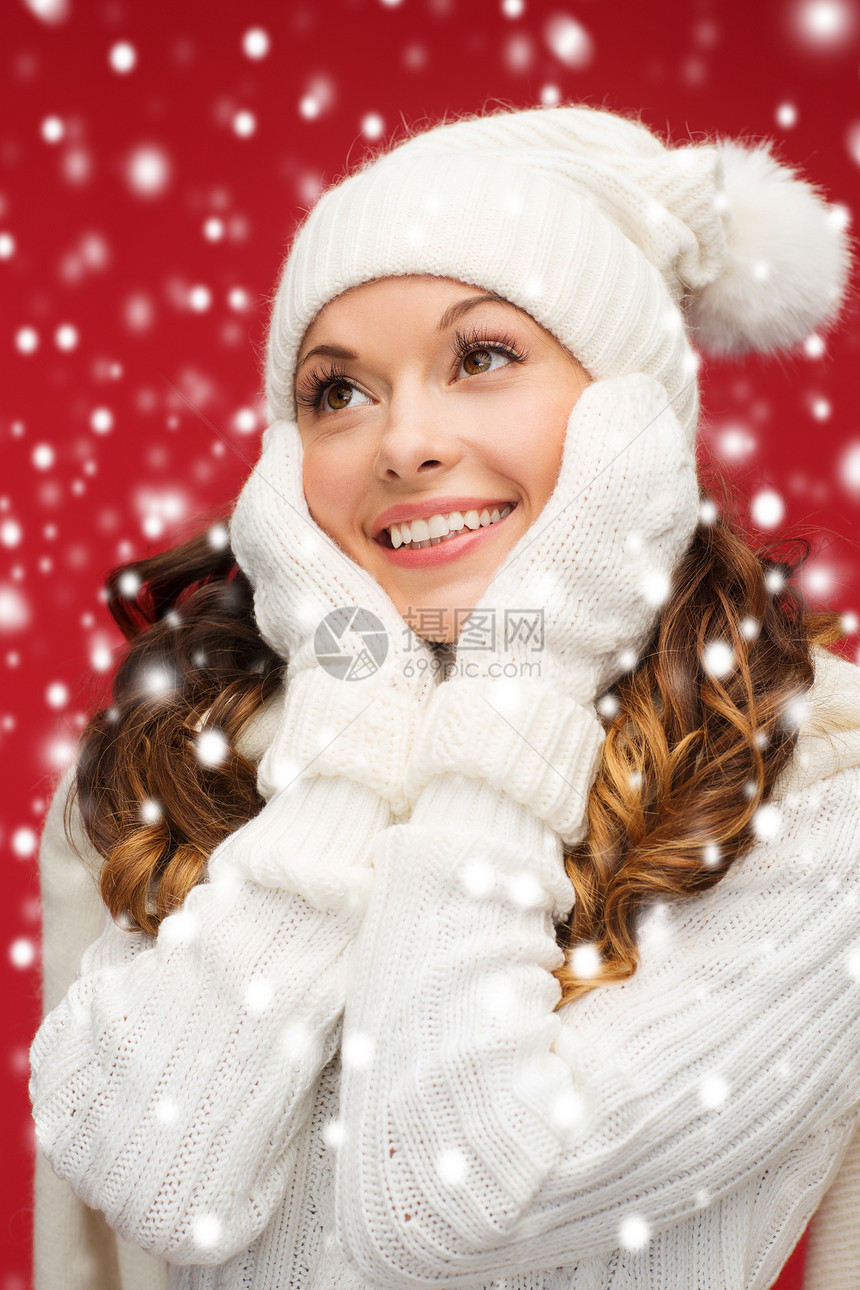戴帽子 围巾和手套的妇女季节套衫衣服微笑幸福女孩女性羊毛毛衣雪花图片
