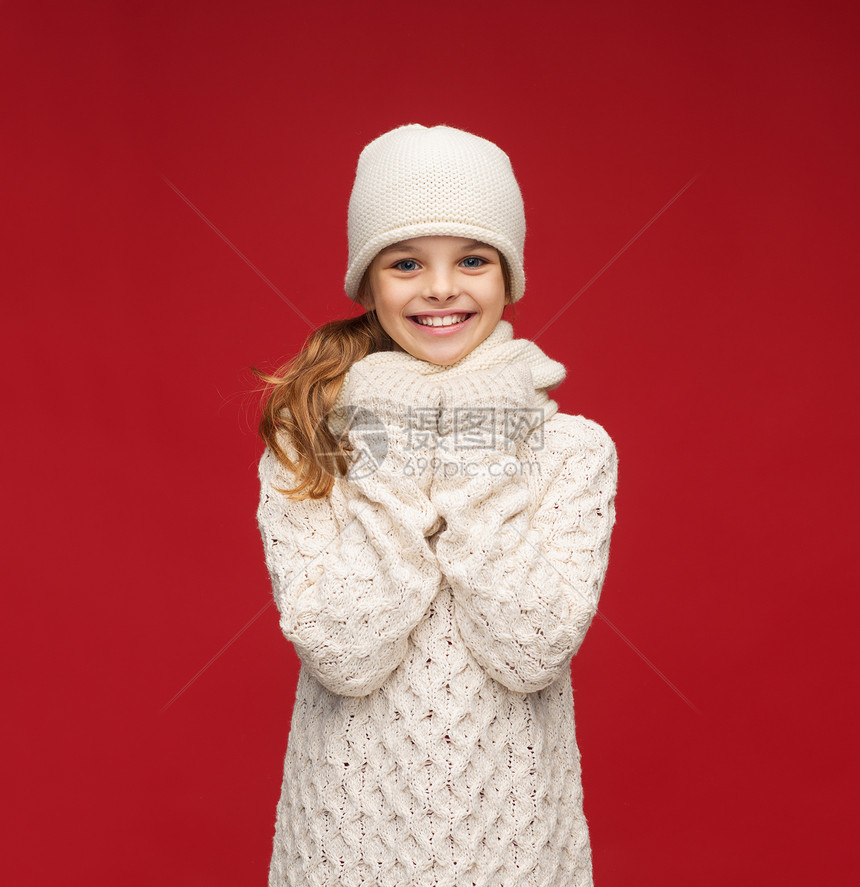 戴着帽子 毛衣和手套的女孩青春期围巾孩子季节羊毛微笑青少年快乐衣服幸福图片