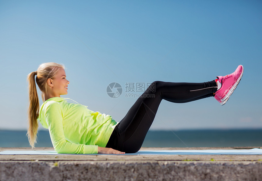 妇女户外运动运动员腹部肌肉减肥耐力活动女性健康腹肌女士图片