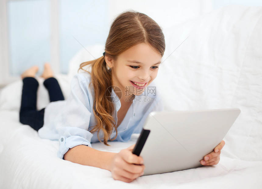 家里有平板电脑的女孩互联网知识电子书学习药片瞳孔家庭作业小学生时间阅读图片