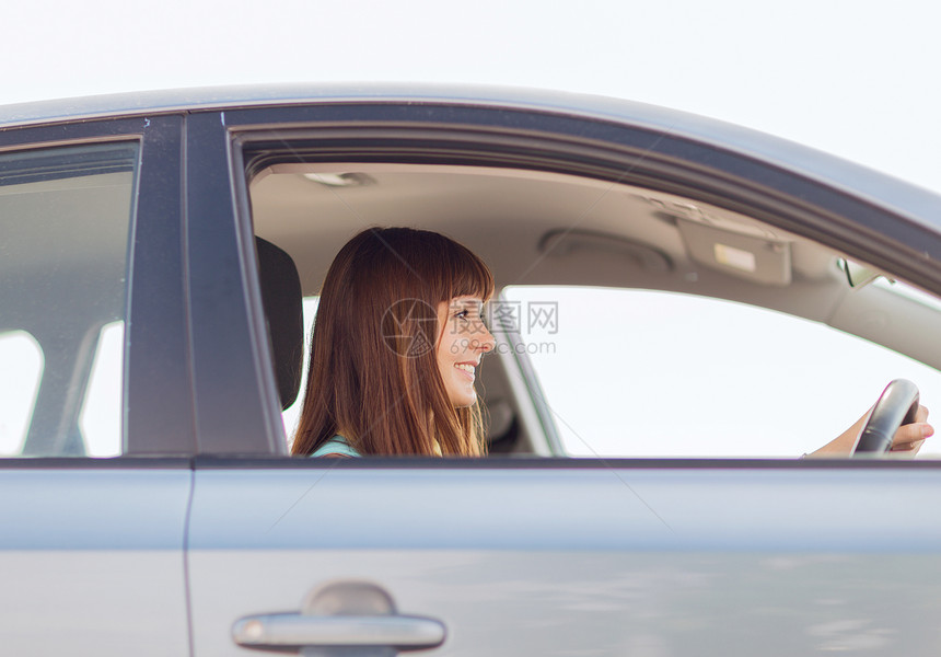 快乐的女士驾驶汽车车轮女性车辆微笑保险女孩运动城市乐趣速度图片