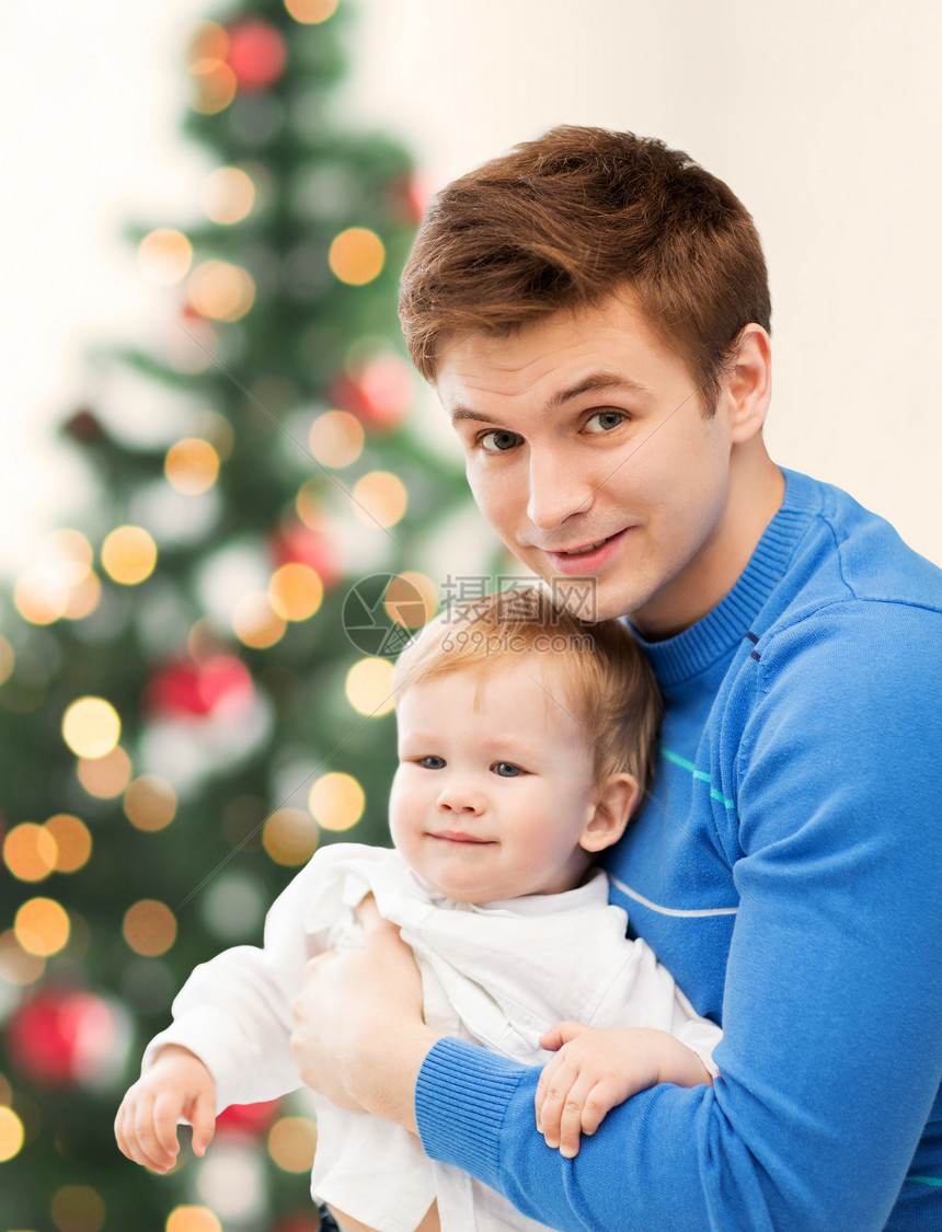 快乐的父亲与可爱的宝宝微笑男性压痛乐趣婴儿男人幸福父母身份拥抱图片