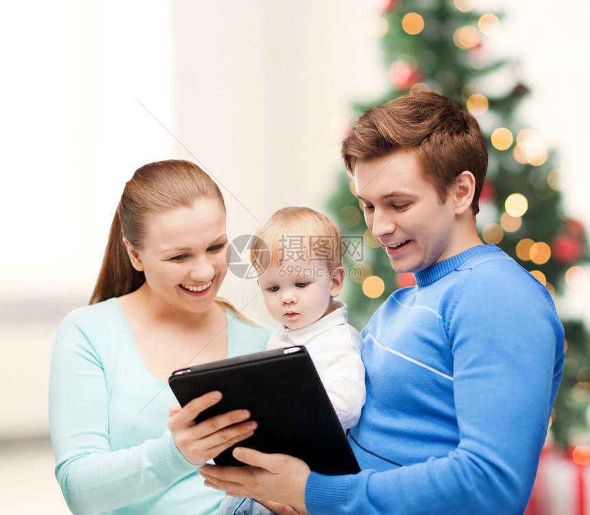 父母和可爱的婴儿与平板电脑Pc游戏女士育儿技术女儿药片身份儿子微笑母性图片