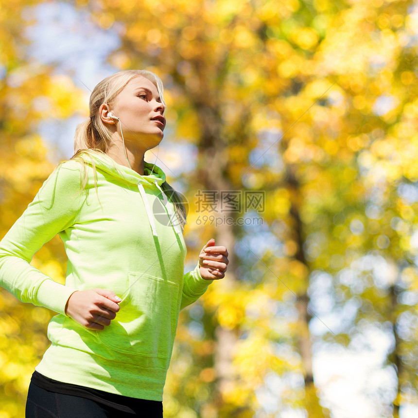 妇女户外活动竞技福利健康女士运动员跑步训练公园身体短跑图片