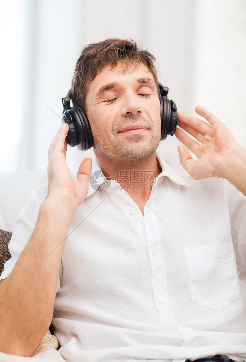 男用耳机听音乐的人手机打碟机成人中年歌曲技术热情时间闲暇乐趣图片