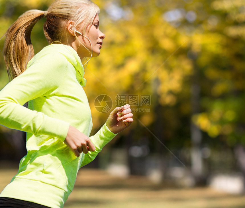 妇女户外活动女孩健康公园慢跑者运动员运动装自由身体女士娱乐图片